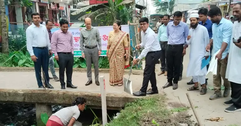 খালের সীমানা পিলার স্থাপন